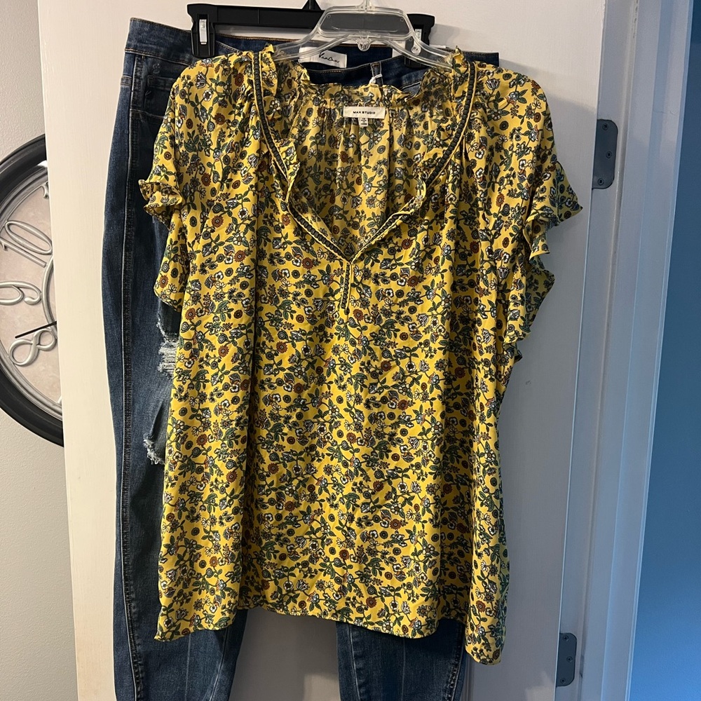 Max Studio pull over yellow floral top with V neck size 1X